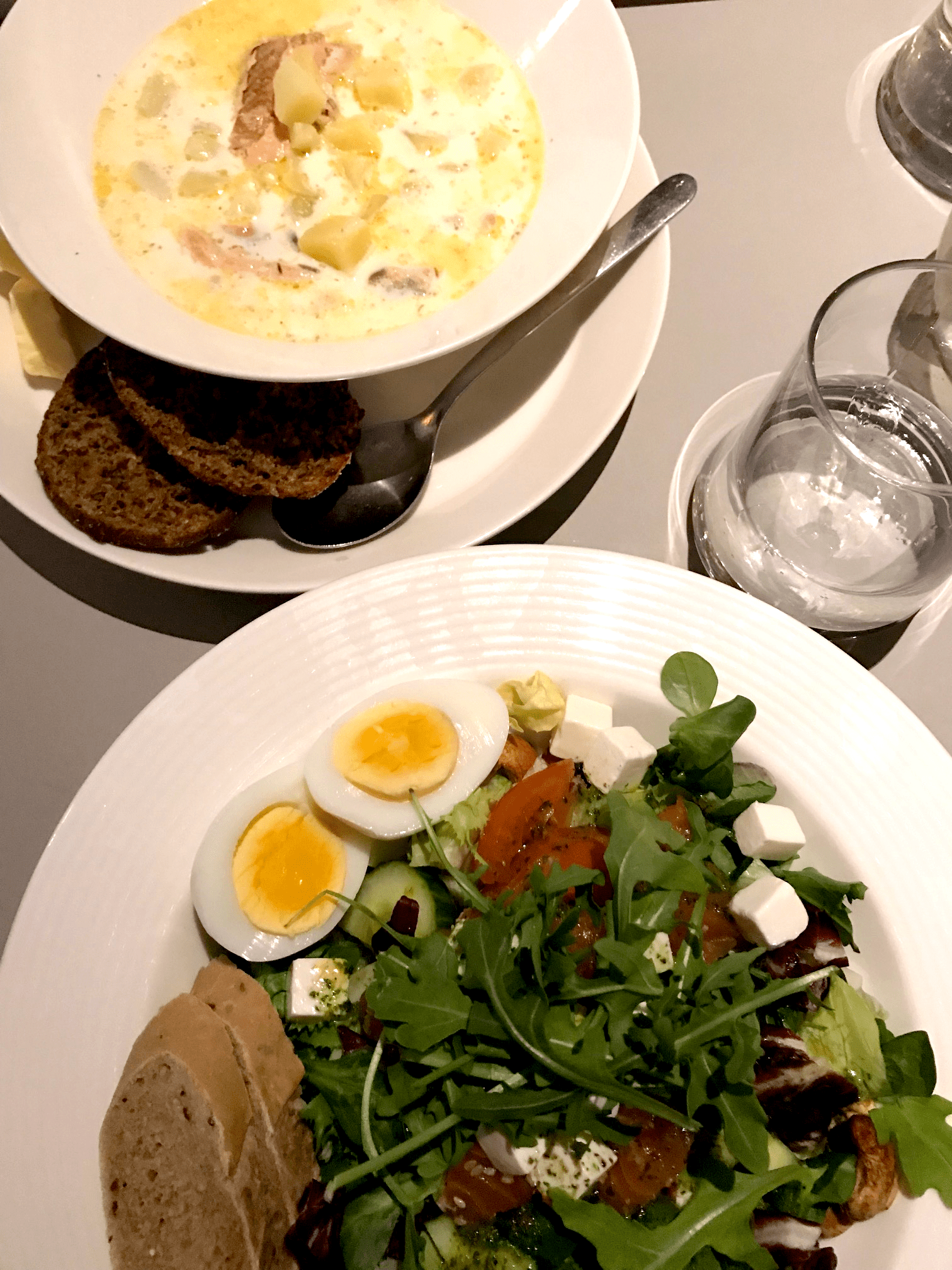 Teller mit Salat und Suppe