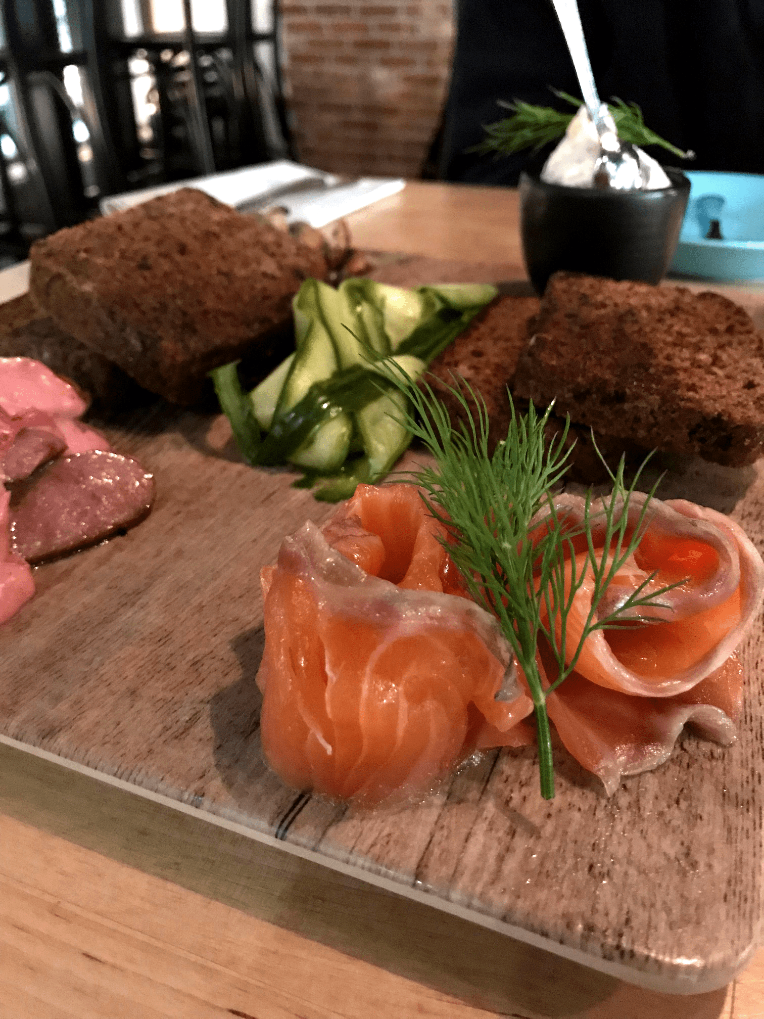 Fisch und Brot auf Holzplatte